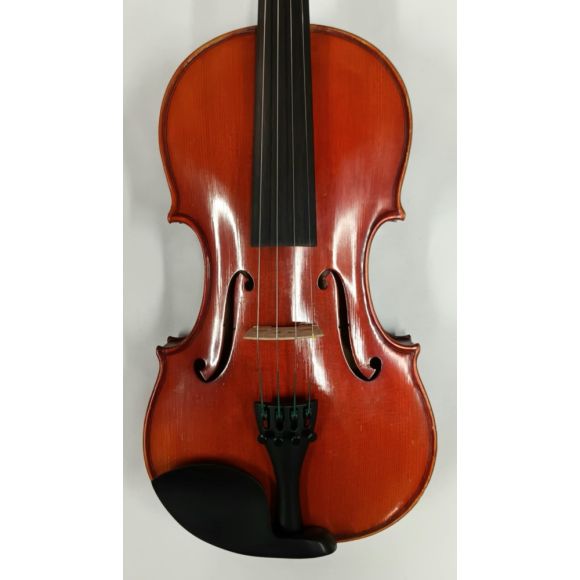 Modern 4/4 Violin, in excellent condition two piece back medium flame complete with oblong case and bow. 