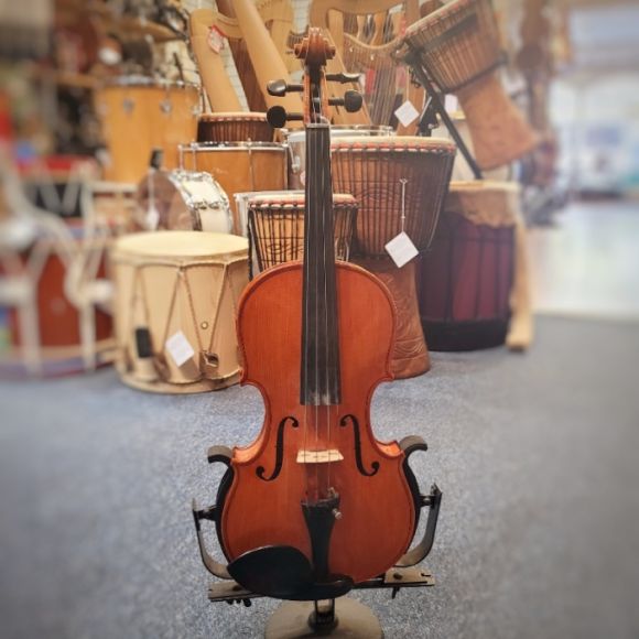 4/4 violin, branded Vivaldi.  good tone for the price, low setup, Tuners replaced with guitar style tuners