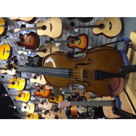 Stentor student 1 viola 13 inches. With Case. Great beginer size Viola