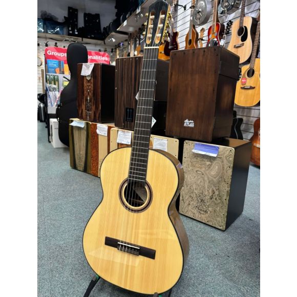 Carvalho Classical Guitar, 5S. Solid spruce top, walnut back and sides. 