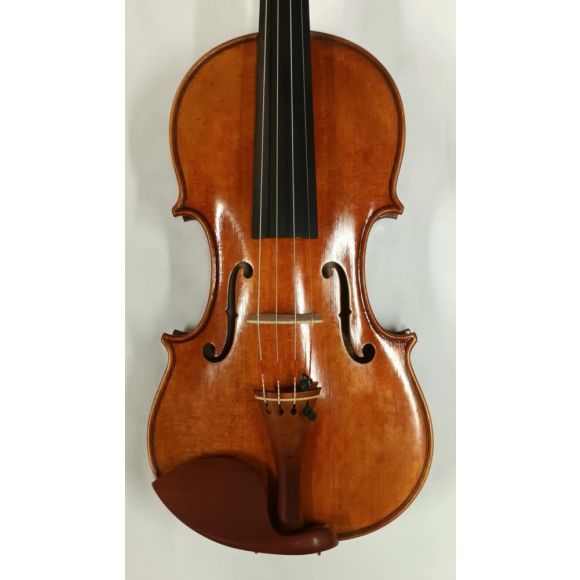 Good quaility modern 4/4 violin Amati model. Good condition and tone with case. 