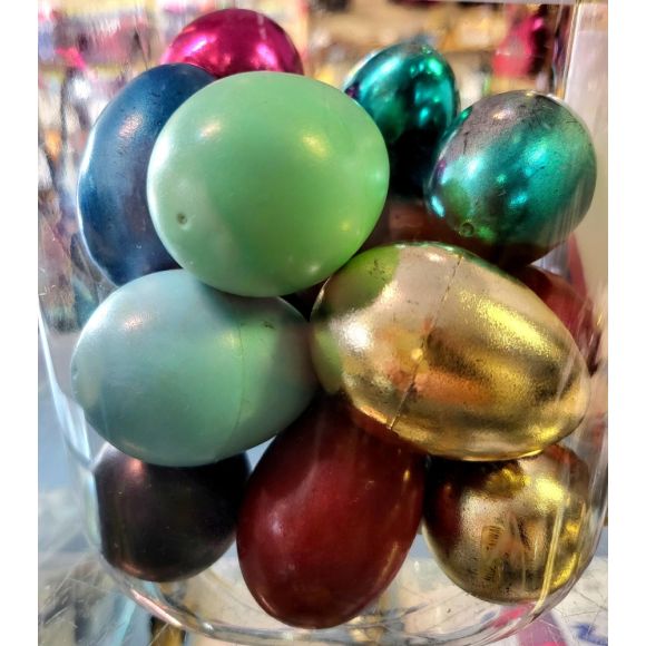 Tub of 19 shaky eggs, various weights and colours