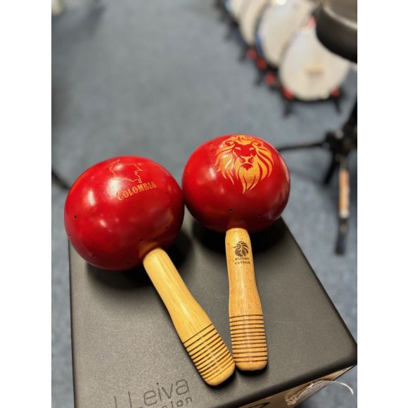 Pajaro Cantor Professional Colombian Maracas, in red finish with padded gig bag. Handmade in Colombia!