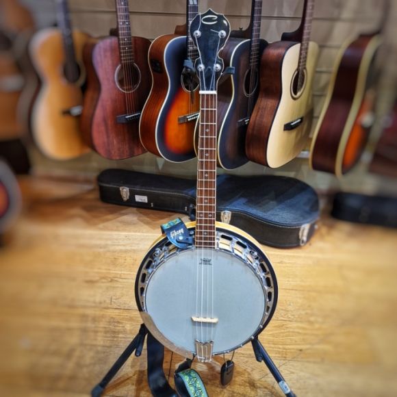 Tanglewood Tenor Banjo, 17 fret, currently setup in uke tuning, resonator, very good condition, soft bag