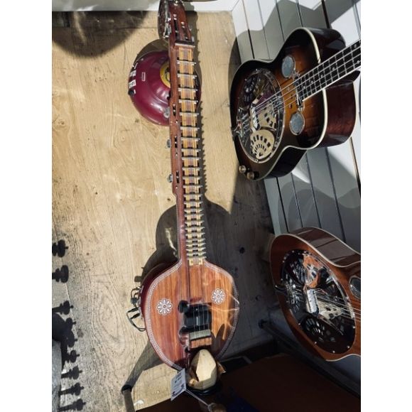 Electric Saraswati veena by Radel. COLLECTION ONLY. Needs overhaul of electronics. PRICE REDUCED. BARGAIN! 