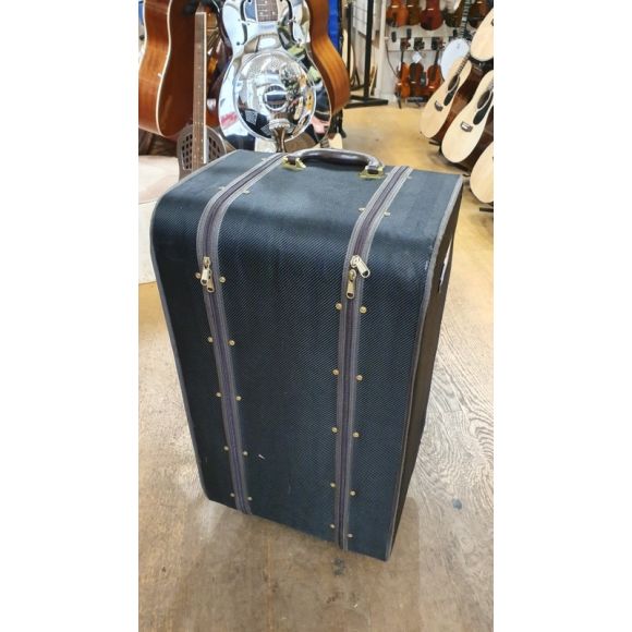 Sturdy Violin Suitcase that holds 8 Violins, Wheeled, in good condition